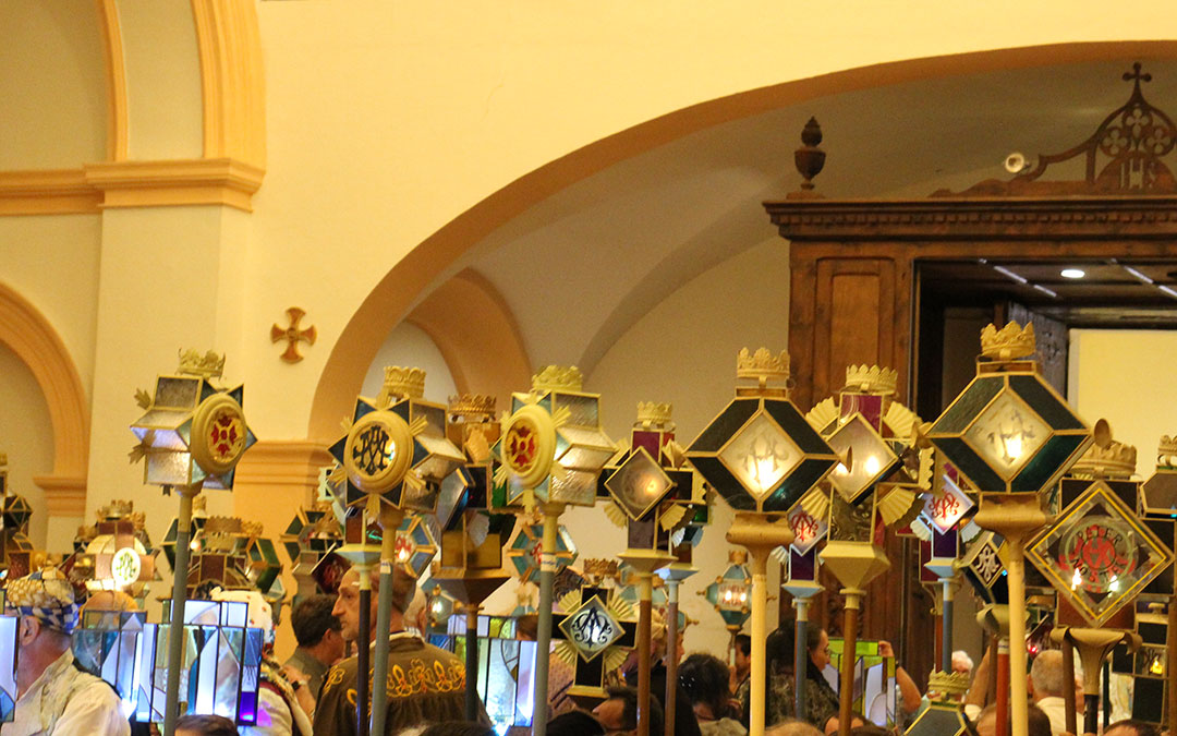 Entrada del Rosario de Cristal a la iglesia. / B. Severino