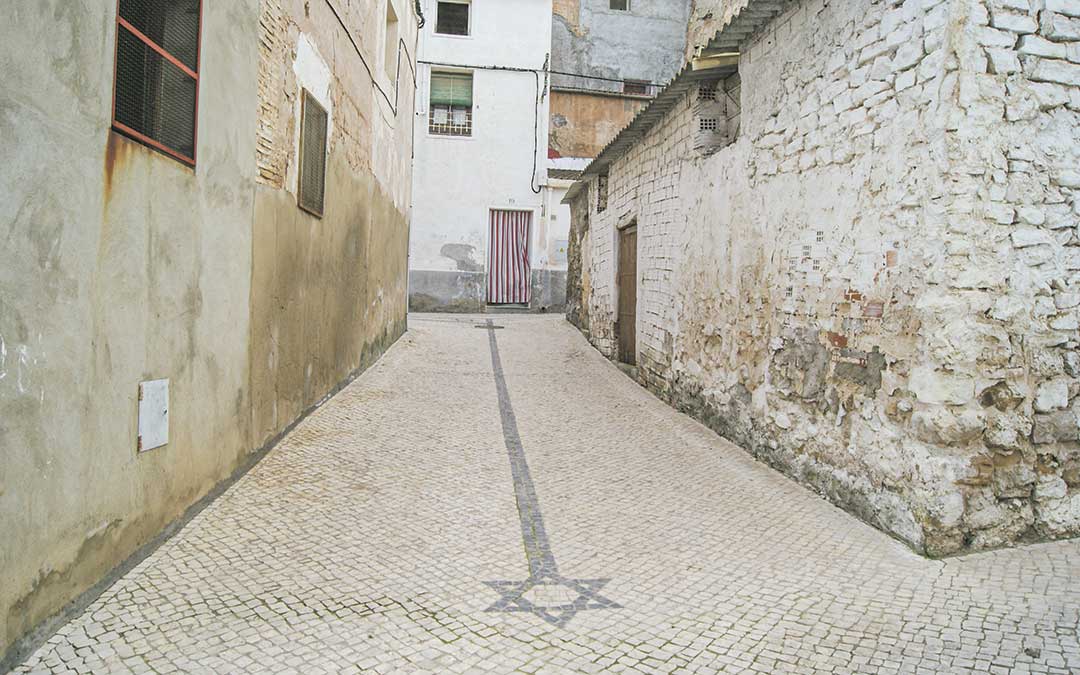 Una de las calles de San Antón con empedrado, intervención realizada hace años. / B. Severino