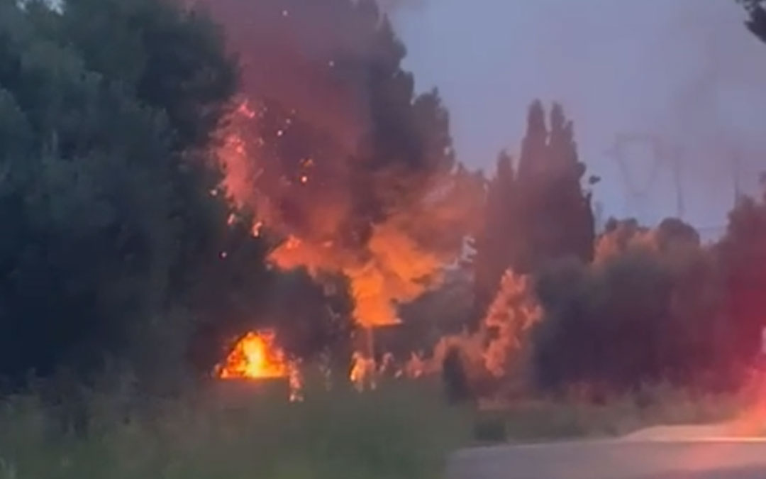 Imagen del fuego desatado junto a la carretera./ L.C.
