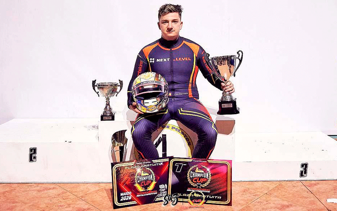 Jon Del Valle posando con el trofeo conseguido en el CCK España 2025 que se disputó el pasado 16 de marzo / AutoSport