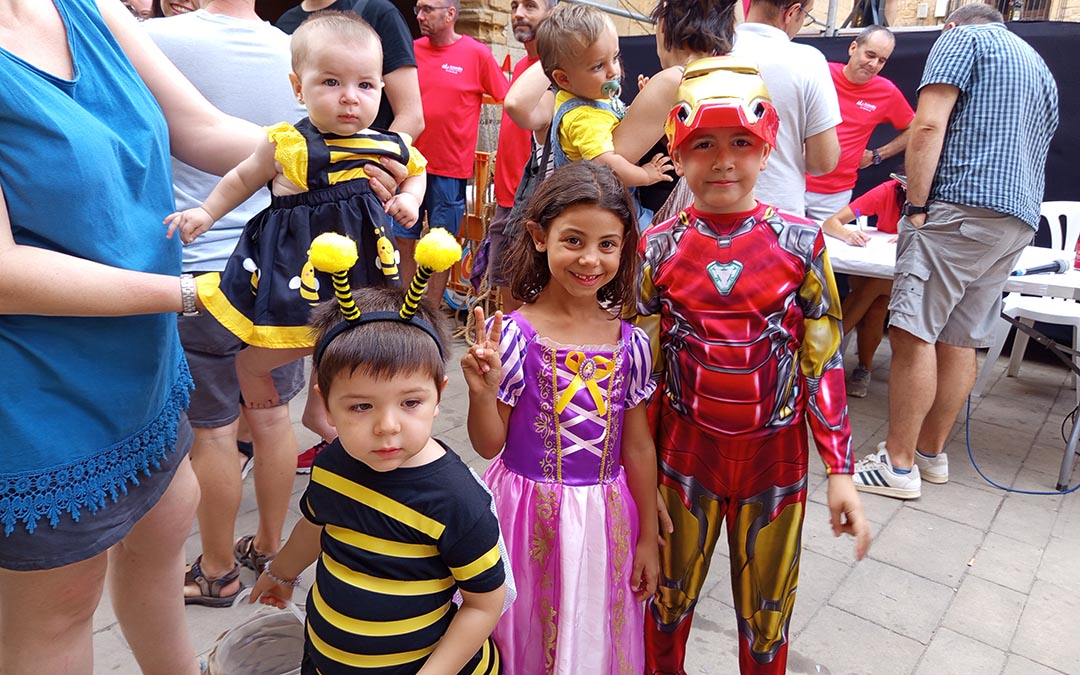 Los vecinos mostraron sus mejores galas en el desfile de disfraces./ M.J. Salvador