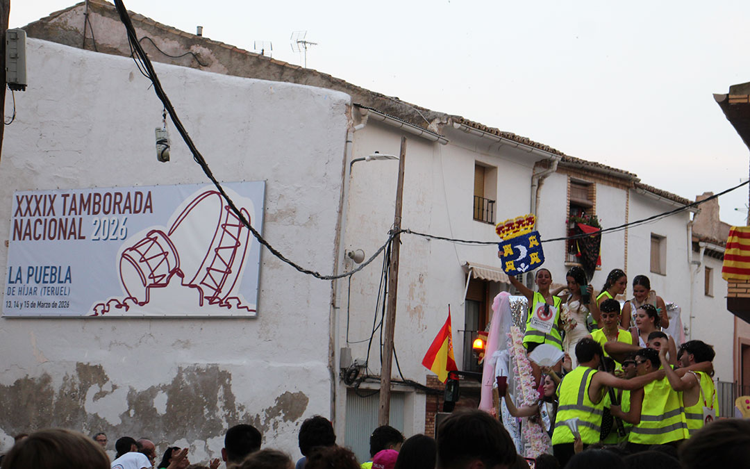 Estallido de color y baile con las Reales Mozas, los quintos y peñas, y la charanga. / B. Severino