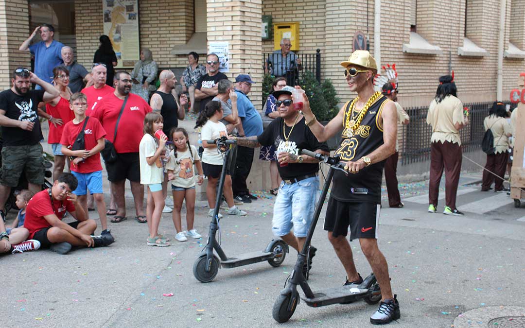 Raperos en patinete con sus oros y actitud. / B. Severino
