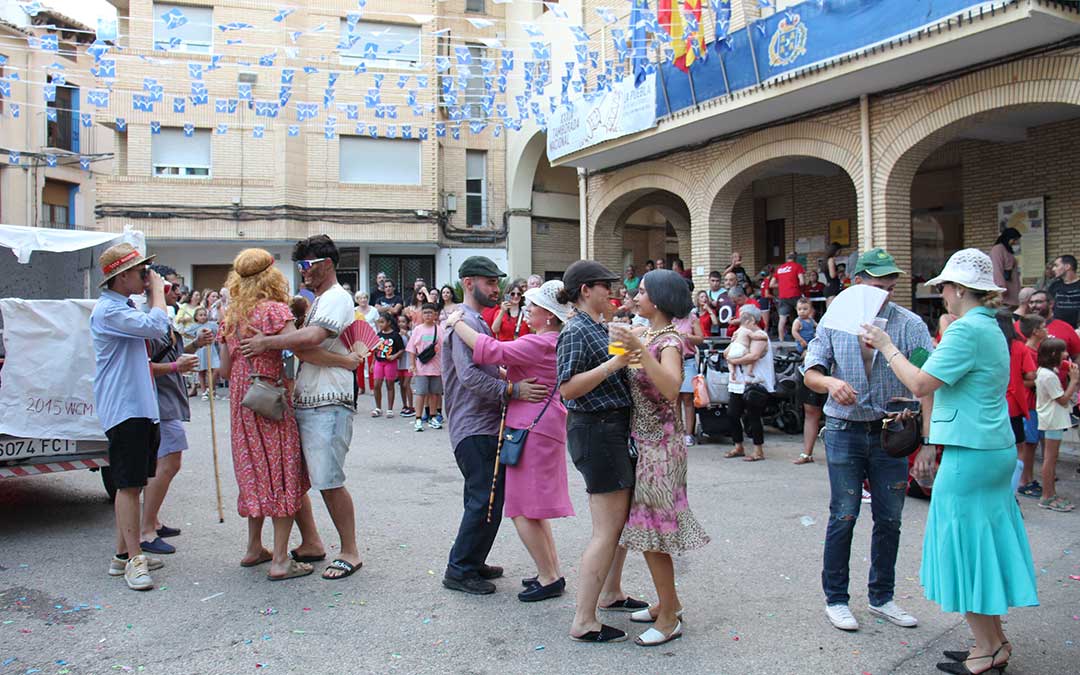 Bailes 'agarraos' de las parejas que viajan con el Imserso. / B. Severino