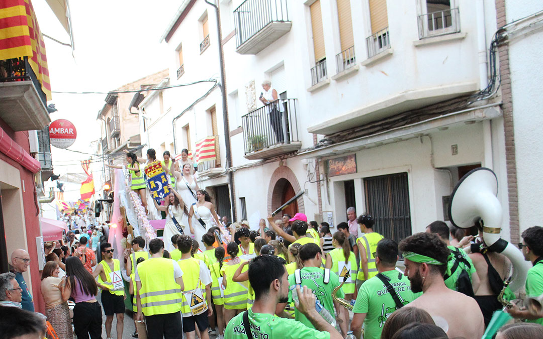 Estallido de color y baile con las Reales Mozas, los quintos y peñas, y la charanga. / B. Severino