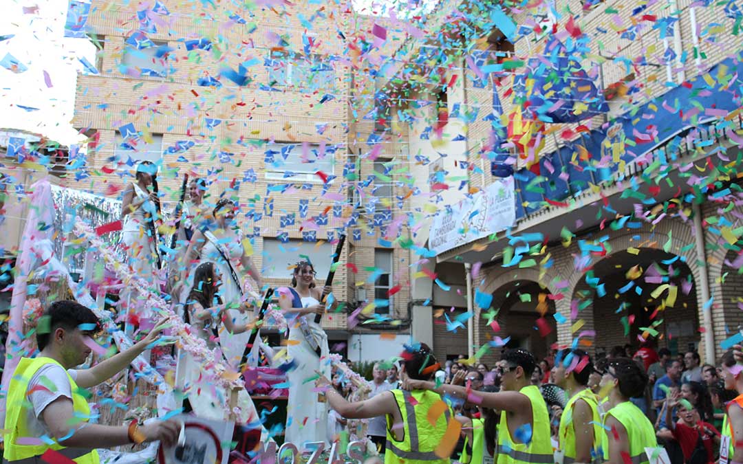 Estallido de color y baile con las Reales Mozas, los quintos y peñas, y la charanga. / B. Severino