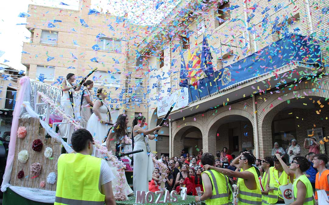 Estallido de color y baile con las Reales Mozas, los quintos y peñas, y la charanga. / B. Severino