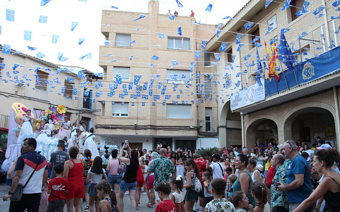 Las Mozas Infantiles no escatimaron en confetis y caramelos. / B. Severino