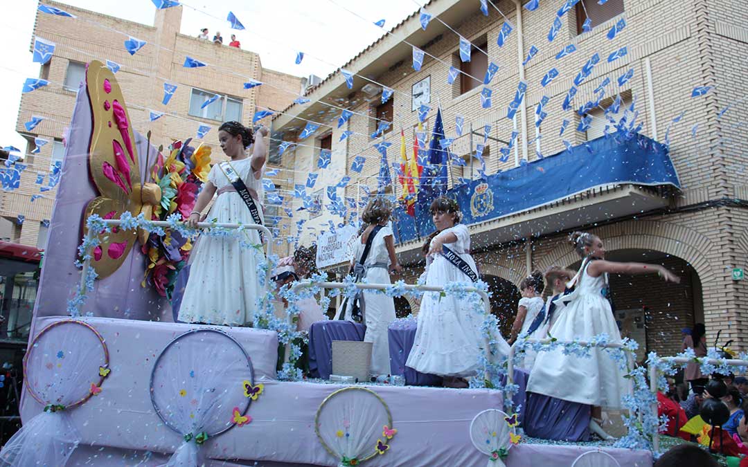 Las Mozas Infantiles no escatimaron en confetis y caramelos. / B. Severino