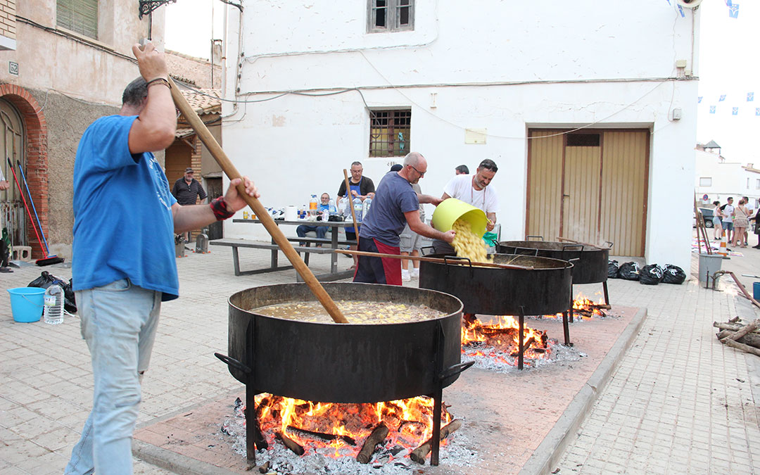 Últimos toques en la preparación del Guiso de la Vaca en la plaza del Granero de La Puebla de Híjar. / B. Severino