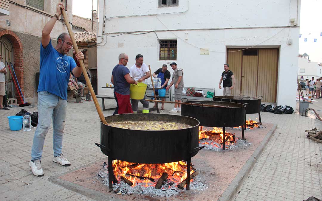 Últimos toques en la preparación del Guiso de la Vaca en la plaza del Granero de La Puebla de Híjar. / B. Severino