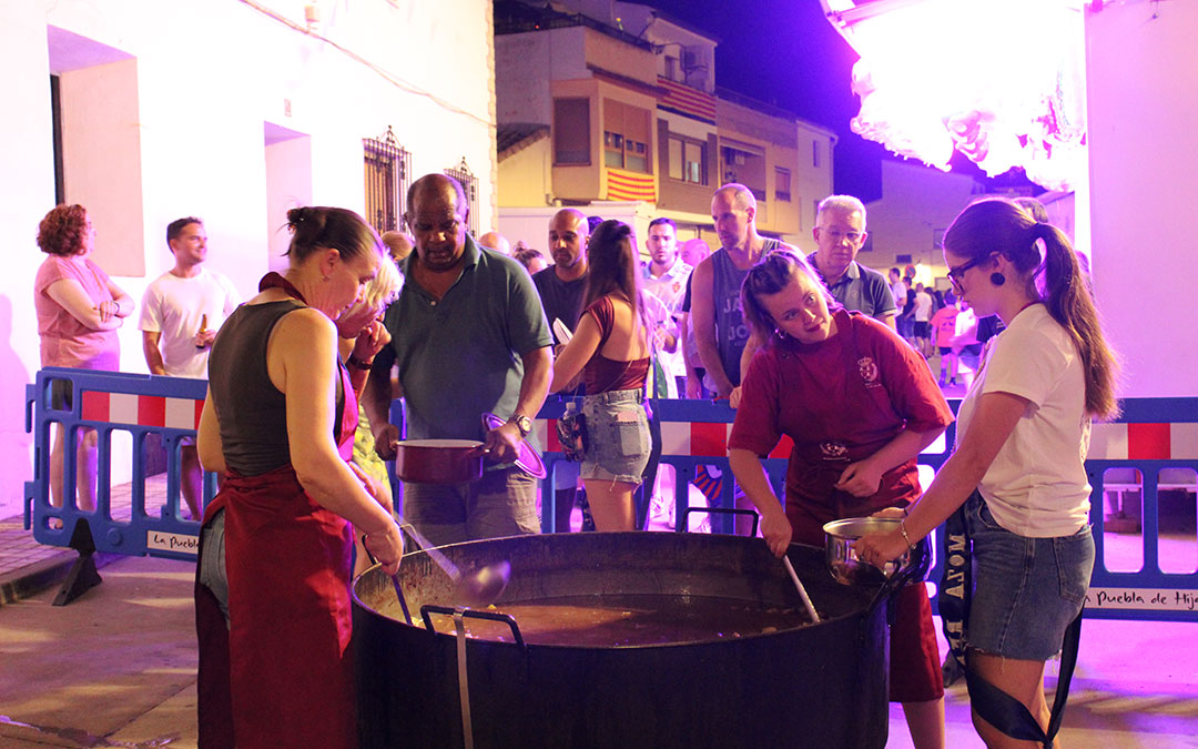 Reparto del Guiso de la Vaca en la última noche de fiestas poblanas. / B. Severino