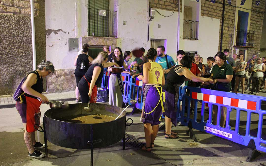 Inicio del reparto del Guiso de la Vaca en la última noche de fiestas poblanas. / B. Severino