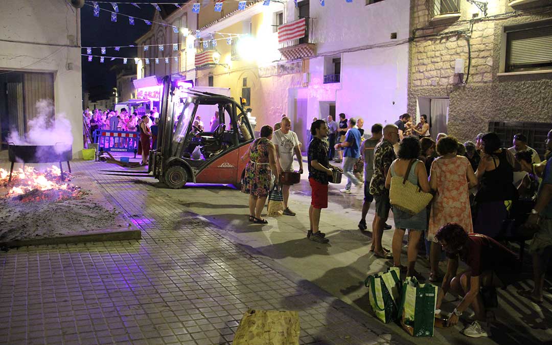 Inicio del reparto del Guiso de la Vaca en la última noche de fiestas poblanas. / B. Severino