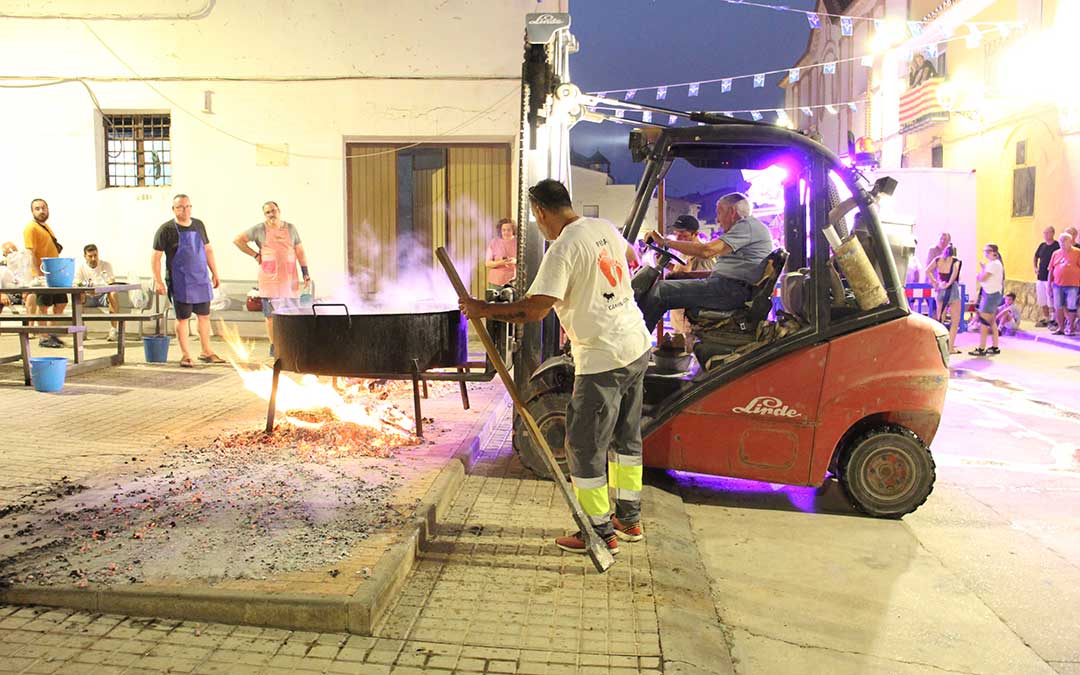 La destreza de Jesús Arto para mover las grandes cacerolas del Guiso de la Vaca en La Puebla. / B. Severino