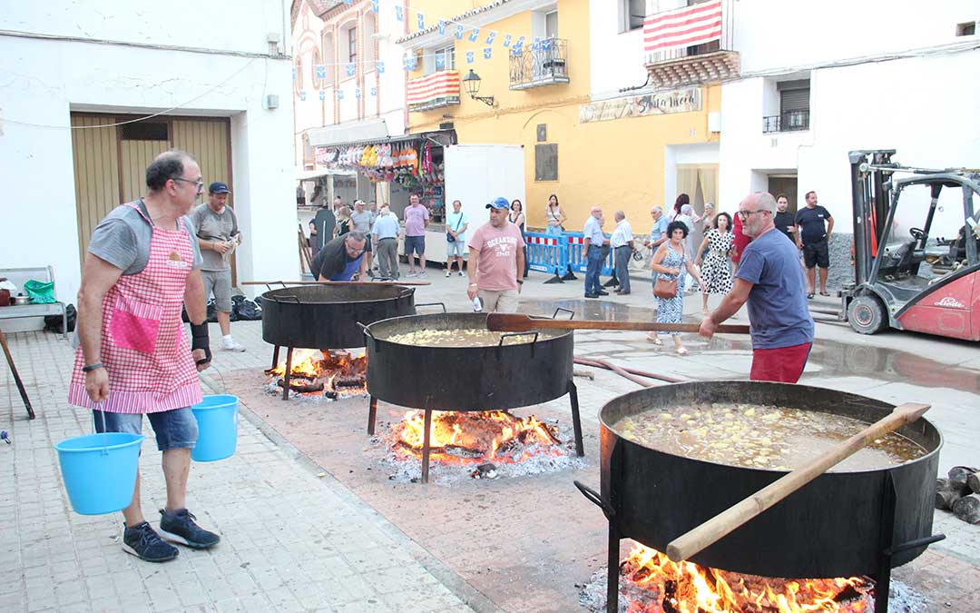 Últimos toques en la preparación del Guiso de la Vaca en la plaza del Granero de La Puebla de Híjar. / B. Severino