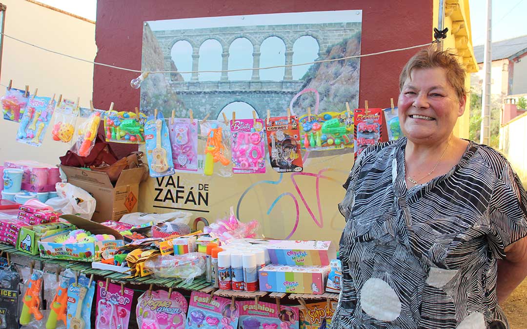 Pilar en su puesto de juguetes y golosinas en las fiestas del barrio en Santiago 2025. En invierno es la castañera de la plaza San Miguel de Zaragoza. / B. Severino