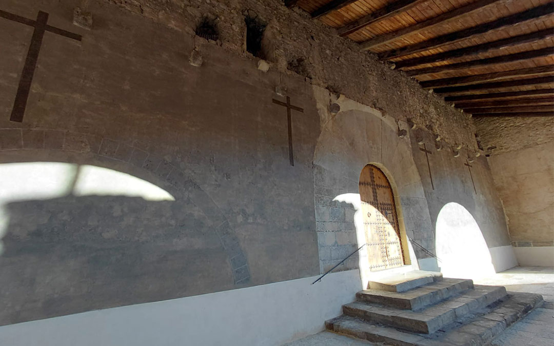 El atrio ya reformado de la Iglesia de Villarroya de los Pinares. / Comunicación Comarca Maestrazgo