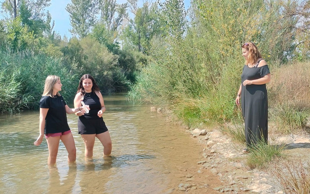 Las dos alumnas de ingeniería química, Victoria Artal y Marta Galindo hacen realidad su proyecto. / Ayto Mas de las Matas
