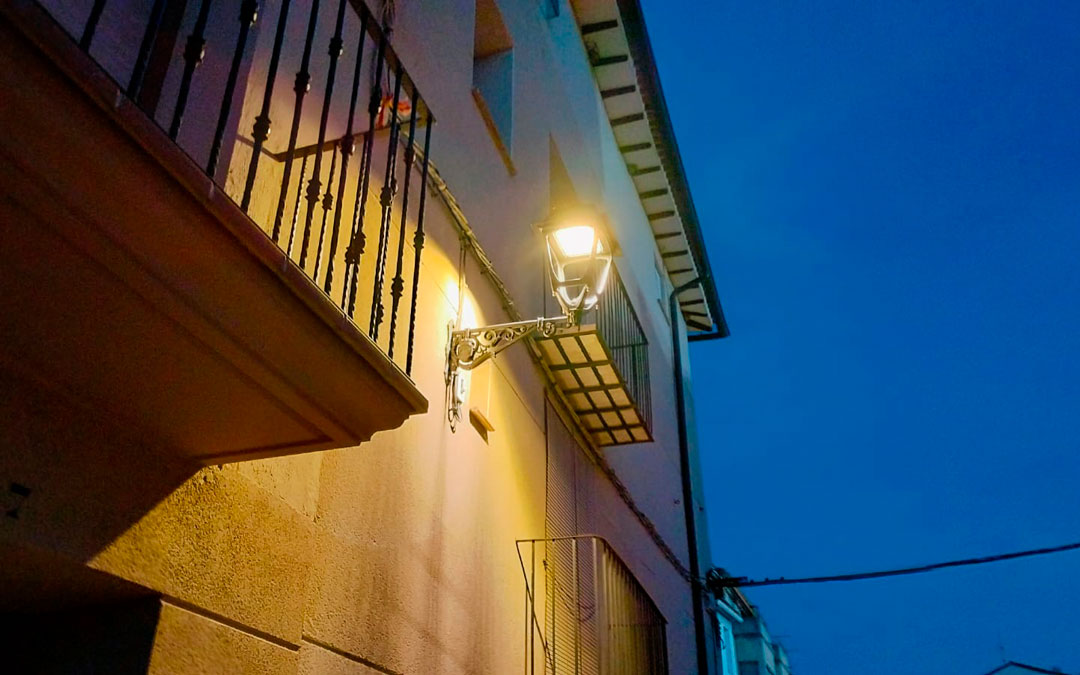 Una de las nuevas luminarias que se han colocado en Mas de las Matas./ AYTO