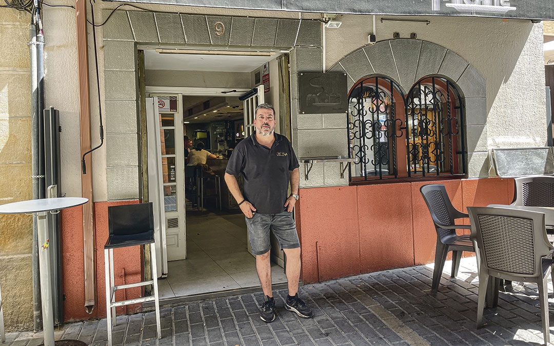 Moisés Poblador en la puerta del bar Mi Caffé, que cumple su 25 aniversario. / S.F