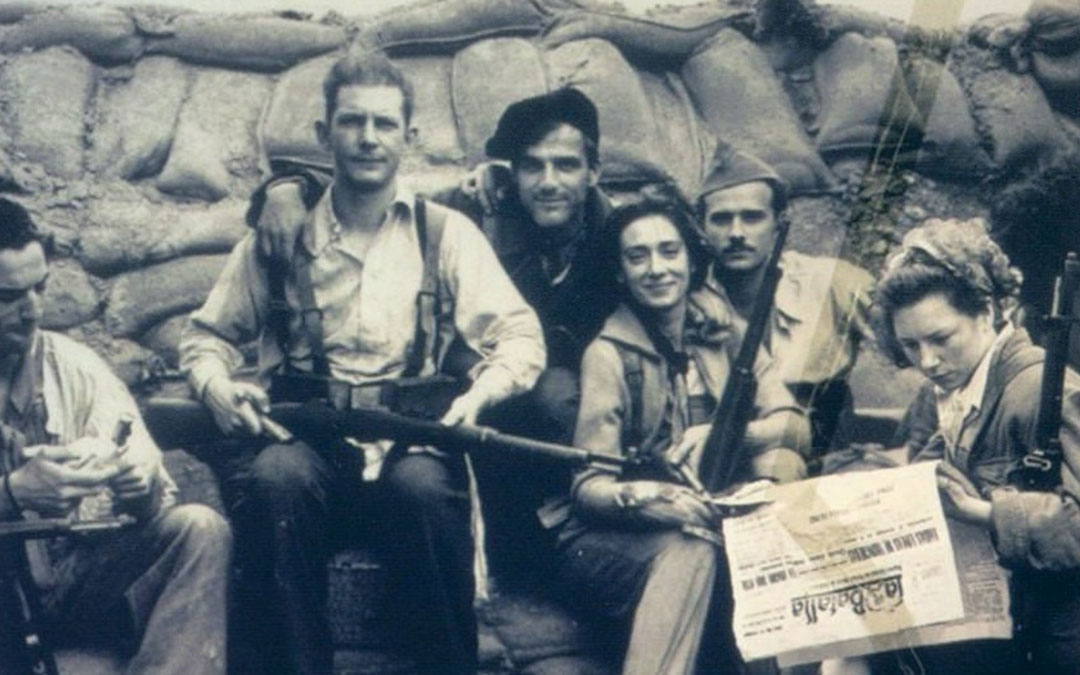 La imagen de la película en la que se reconoce a Rosana Pastor e Icíar Bollaín (periódico en mano). Ian Hart (segundo izda.) fue el protagonista. / L.C.