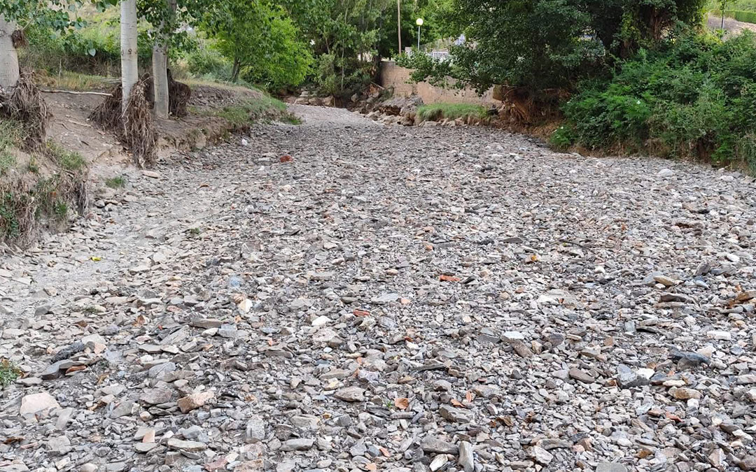 Tras 10 meses de los daños de la DANA, el cauce del río Martín permanece lleno de grava. / Comunidad de regantes de Montalbán