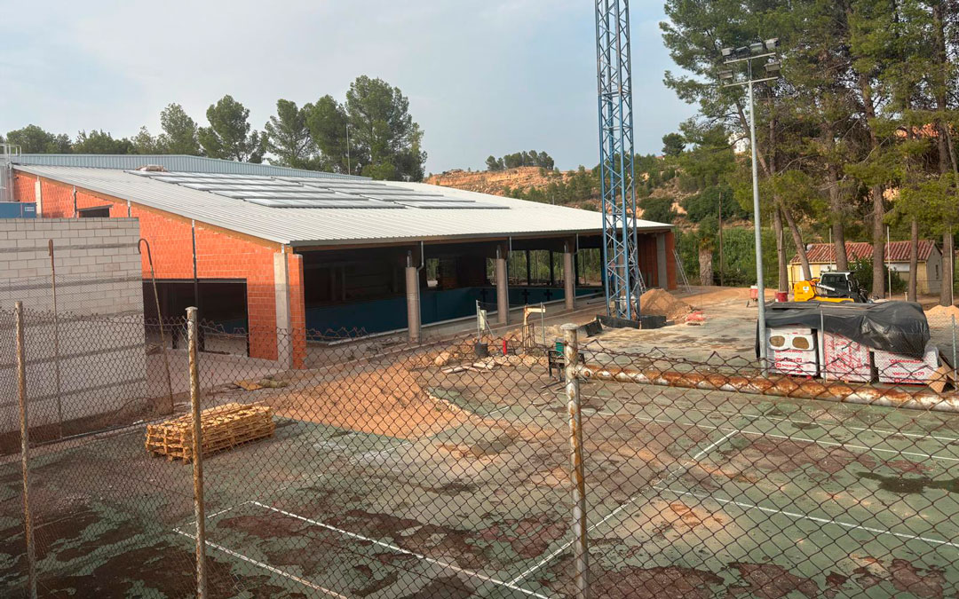 Estado en el que se encuentran las obras de la piscina climatizada de Alcañiz./ M.M.R.