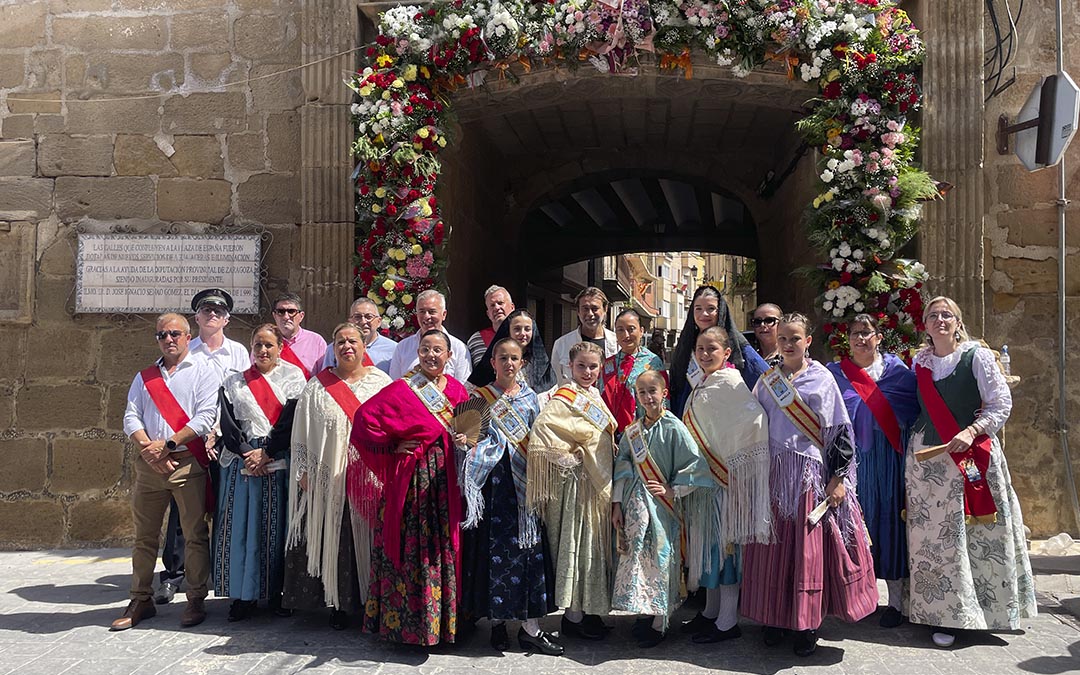 La corporación municipal. el pregonero y las Maellanas de Honor tras la ofrenda./ S.F.