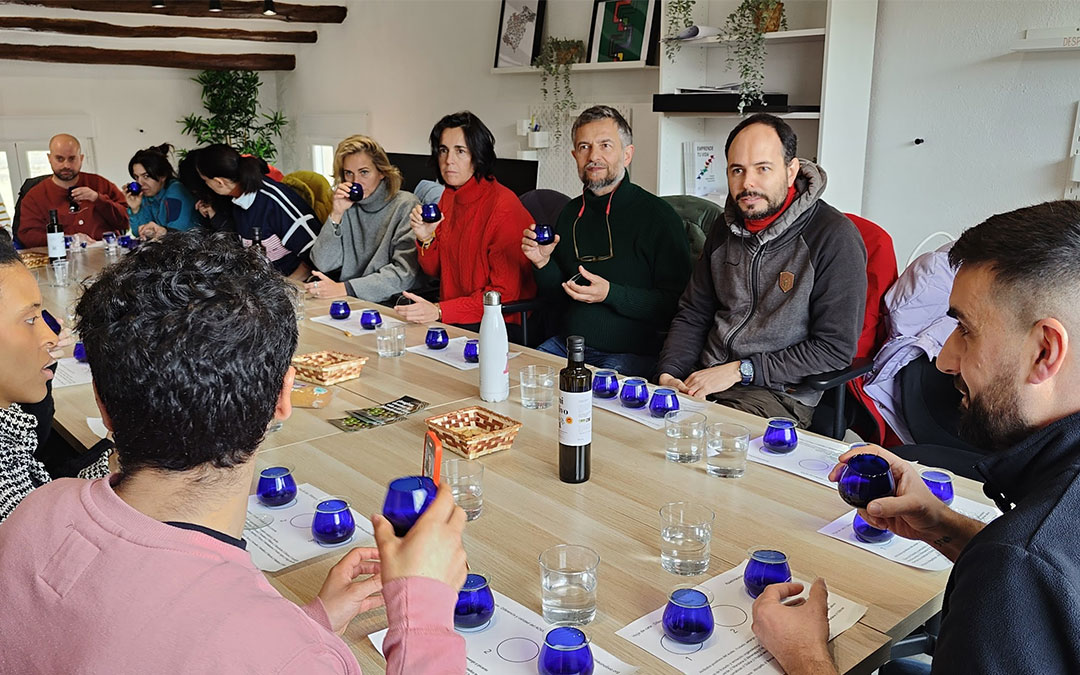 Actividad para reconocer un buen AOVE a través de una cata. / Apadrinaunolivo.org