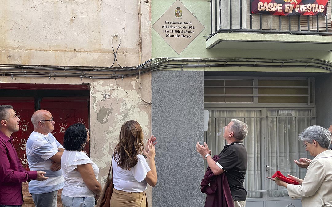 Manolo Royo tras descubrir la placa en su casa natal./ S.F.