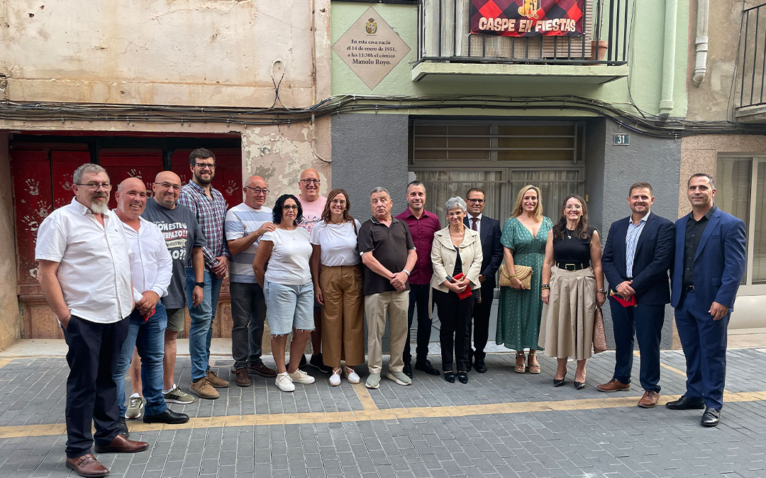 Autoridades, los actuales propietarios de la vivienda y Manolo Royo junto a la placa./ S.F.