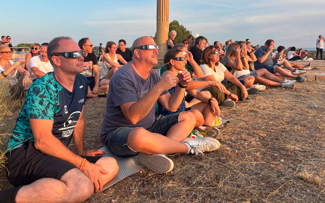 Los asistentes han probado unas gafas para ver el sol con seguridad./ M.M.R.