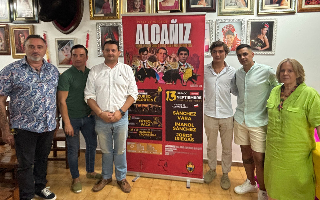 Presentación del cartel este martes en la Peña Taurina de Alcañiz./ M.M.R.