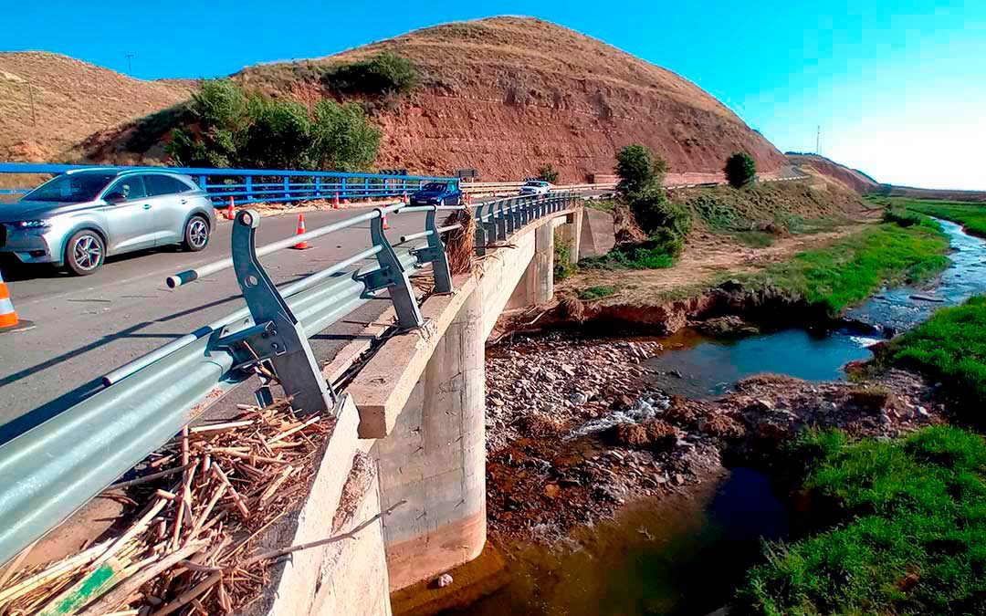 El puente de la N-232 sufre daños en la cimentación y en la estructura sobre la que circulan los vehículos / Javier Zardoya