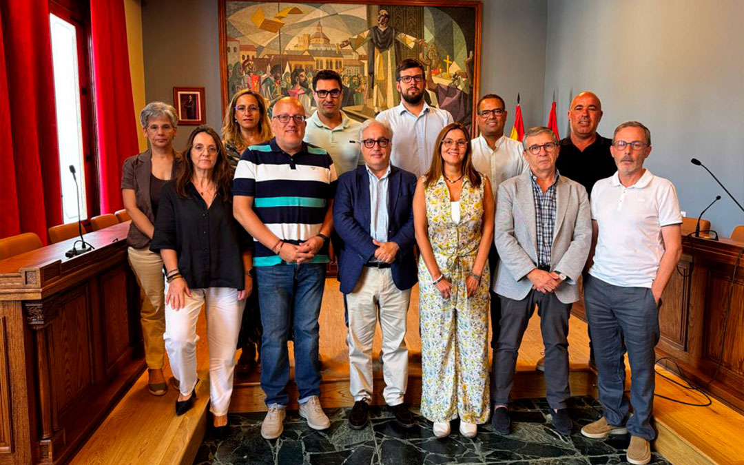 Recepción del consejero por parte de la corporación municipal en el Ayuntamiento./ Ayto. Caspe
