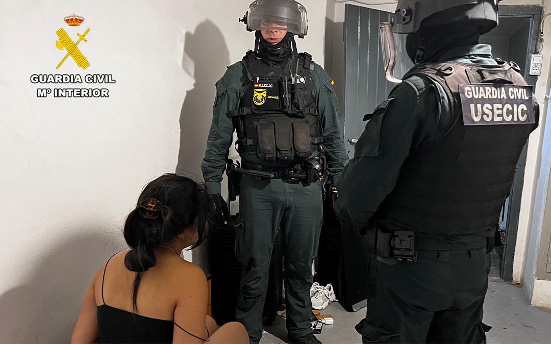 La Guardia Civil durante el registro de la vivienda./ G.C.