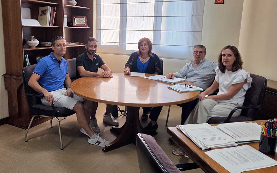 La alcaldesa de Mazaleón y dos concejales se reunieron el miércoles con dos directores generales de DGA / Ayto. de Mazaleón