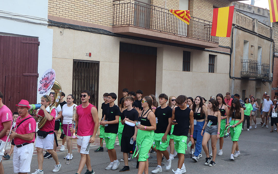 Ronda de peñas de Chiprana con mucho calor y mucha sed. / A.Z