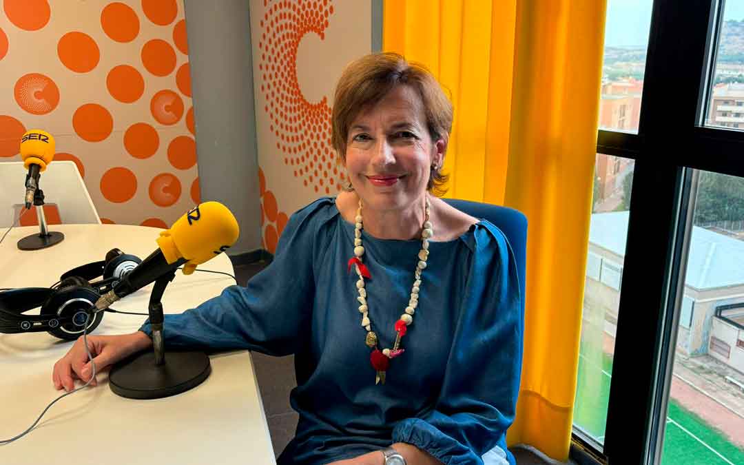 Rosa Blasco en los estudios de Radio La Comarca./ L.C.
