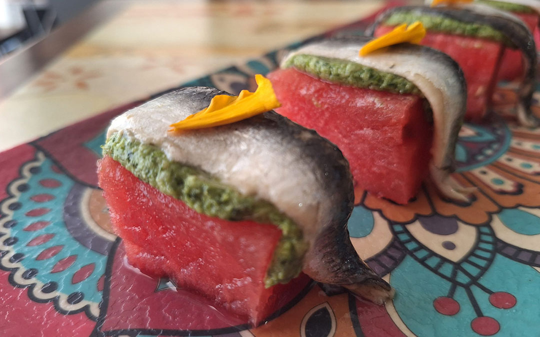 Sandía con pesto y boquerones./ Manuel Barrau