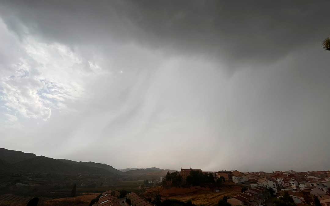 Nubes negras que se pudieron ver durante la fuerte tormenta que afectó este martes a Calanda./ Twitter: @Jumaberrix.