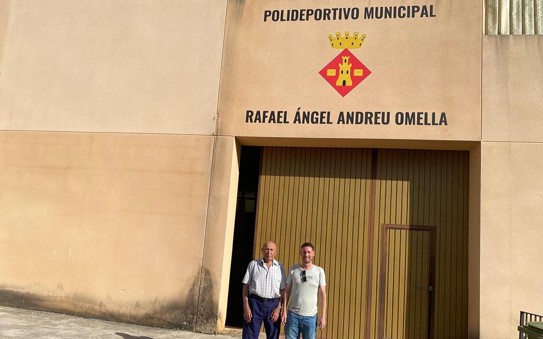 Ángel Andreu, padre de Rafael Andreu y Luis Lasmarías, alcalde Torre de Arcas, en el pabellón Rafael Andreu Omella./Luis Lasmarías