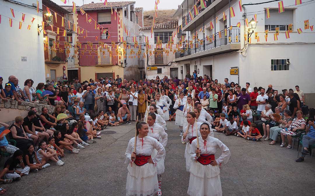 Máxima expectación en la plaza de Urrea para ver el dance el día del patrón. / Toño Martín-Valdecara