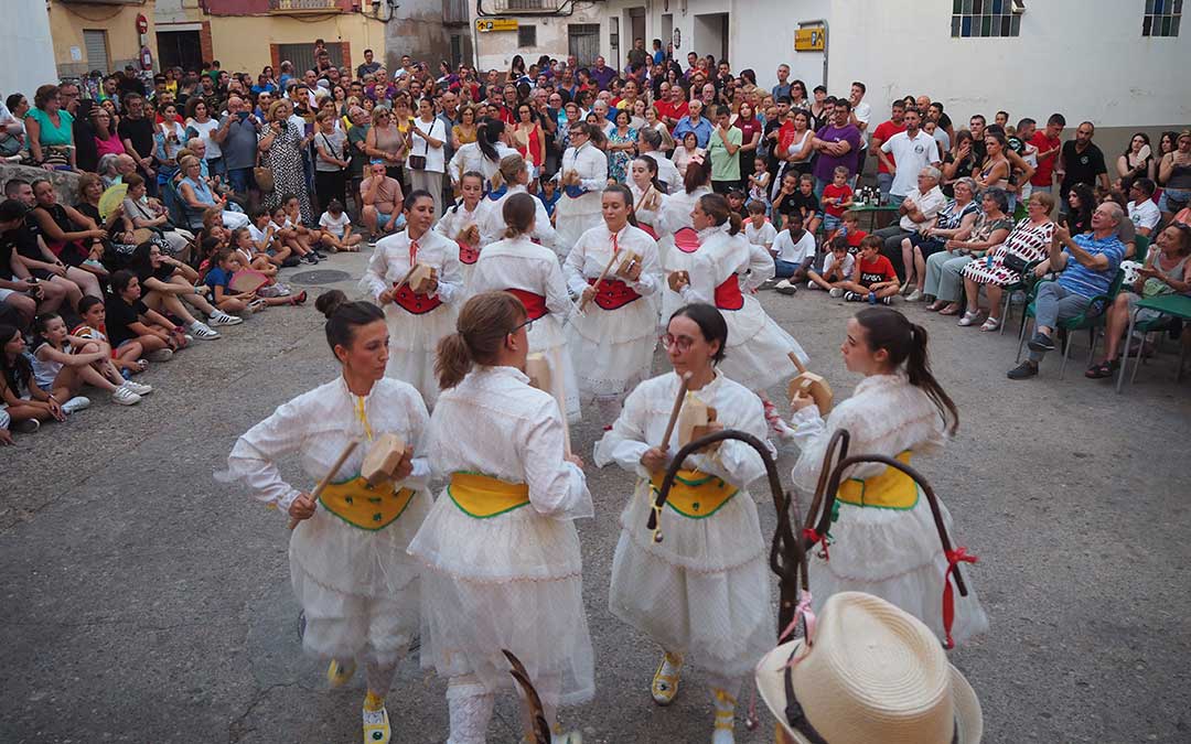 Dance de Urrea en la plaza el día de San Roque por segundo año consecutivo desde su recuperación. / Toño Martín-Valdecara