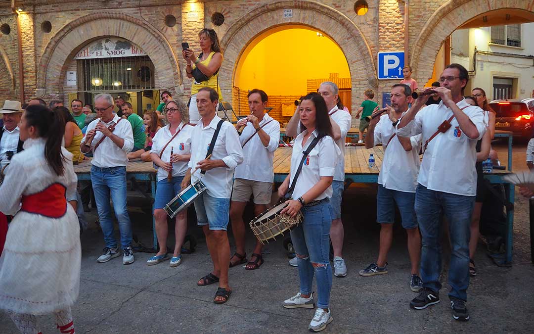 El grupo de dulzainas puso la melodía al dance en Urrea por San Roque. / Toño Martín-Valdecara
