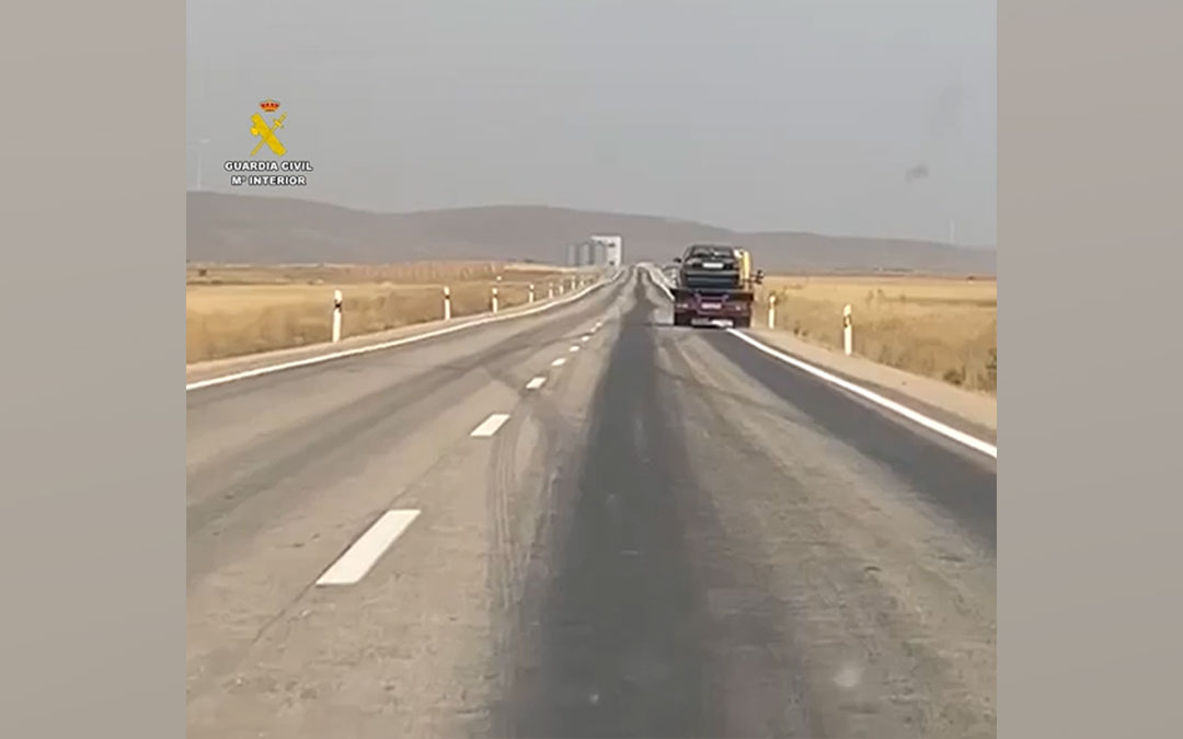 Instantes del conductor cometiendo infracciones de seguridad vial. / Guardia Civil
