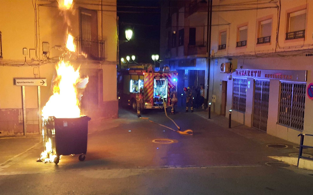 Instantes de la actuación de los bomberos. / AFontela