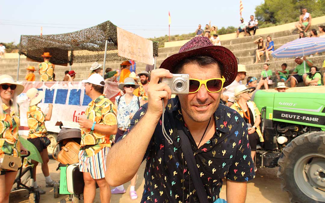 Los turistas en busca de La Toscana Española, en la charlotada de Valderrobres. / B. Severino