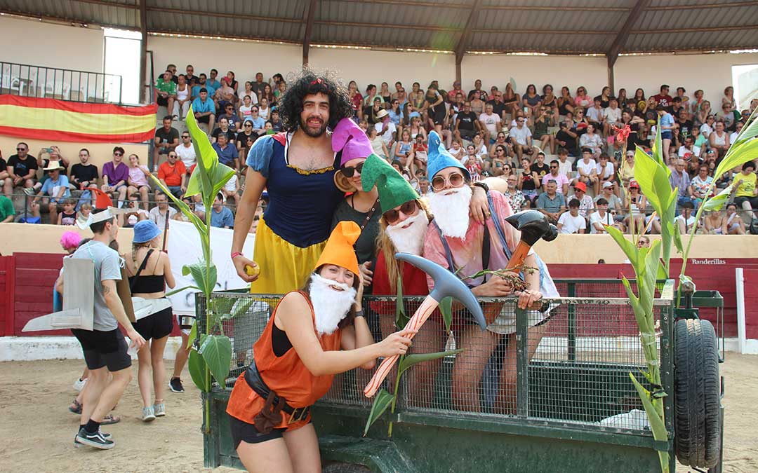 Charlotada en las fiestas de Valderrobres. / B. Severino